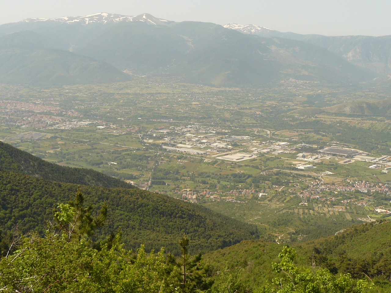 Veduta della Valle Peligna dal Monte Morrone